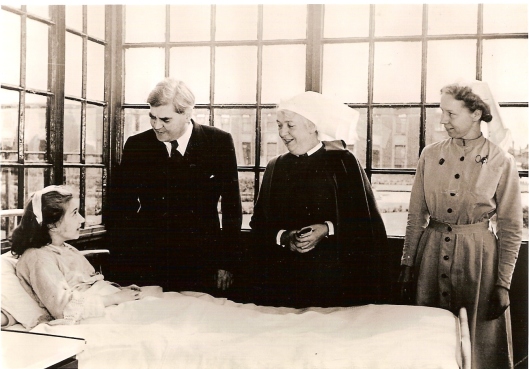 Anenurin_Bevan,_Minister_of_Health,_on_the_first_day_of_the_National_Health_Service,_5_July_1948_at_Park_Hospital,_Davyhulme,_near_Manchester_(14465908720)